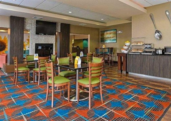 Holiday Inn Express & Suites Junction City image 3