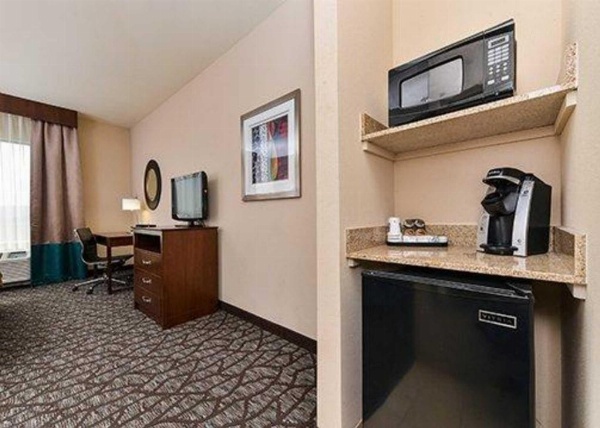 Holiday Inn Express & Suites Junction City image 41